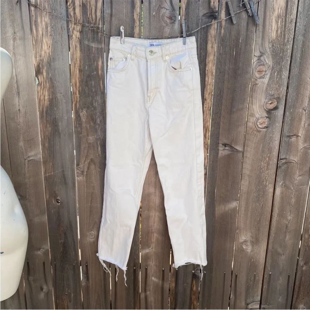 Zara white straight leg raw hem high waisted jeans size 2